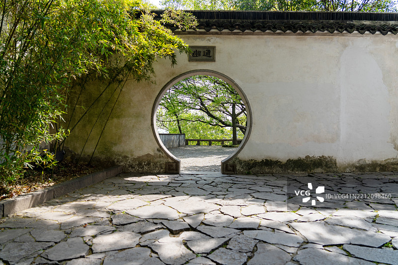 传统花园环境中的圆形门道图片素材