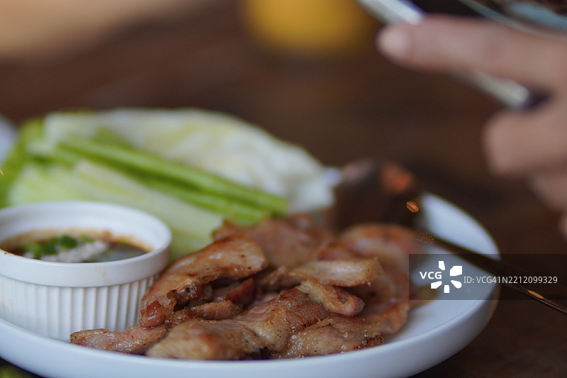 烤猪颈肉图片素材