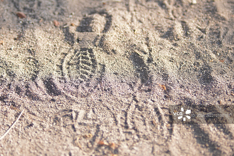 地面上的脚印图片素材