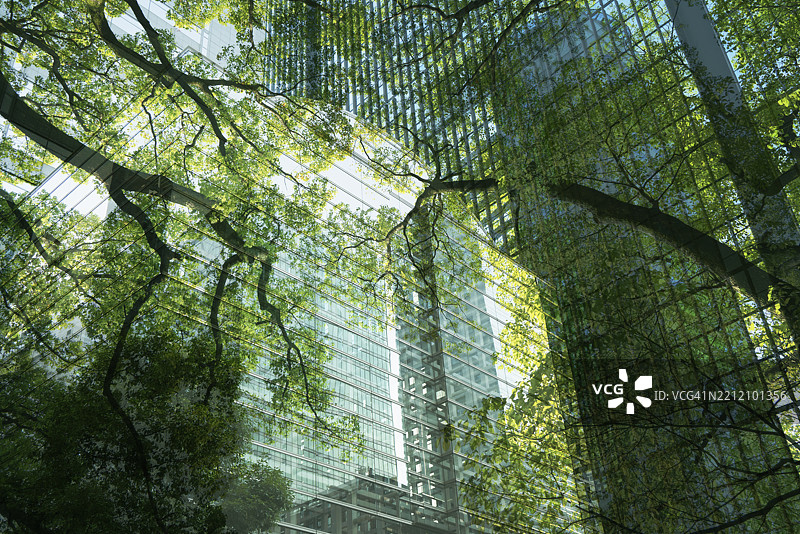 融合绿意的城市景观叠加图。图片素材