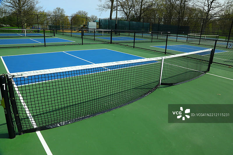 公共公园内的休闲皮克球场图片素材