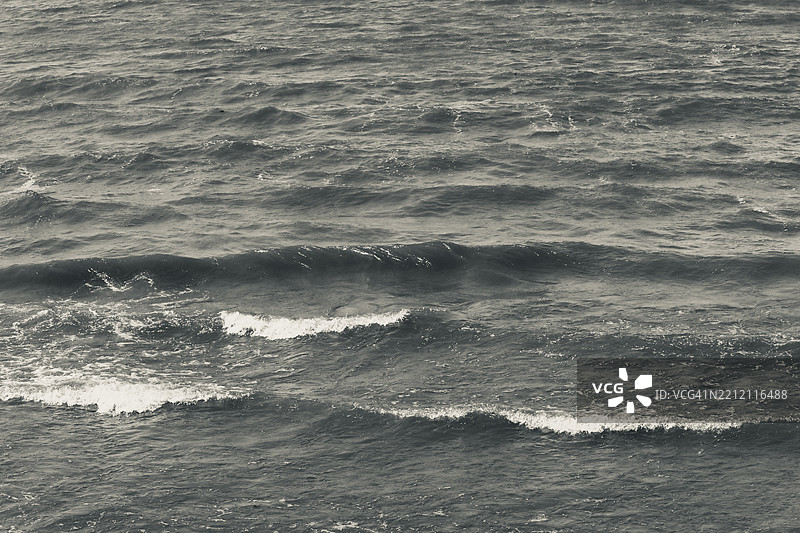 海浪在海岸上拍打图片素材