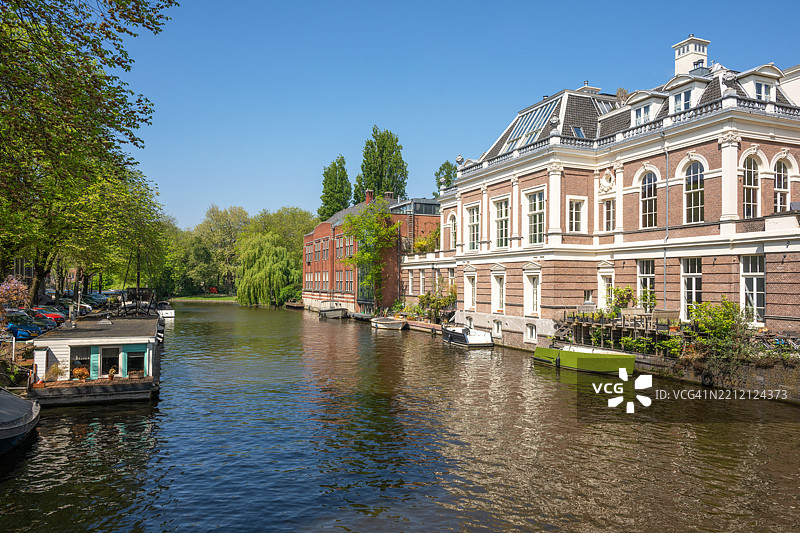 阿姆斯特丹的运河和历史建筑图片素材