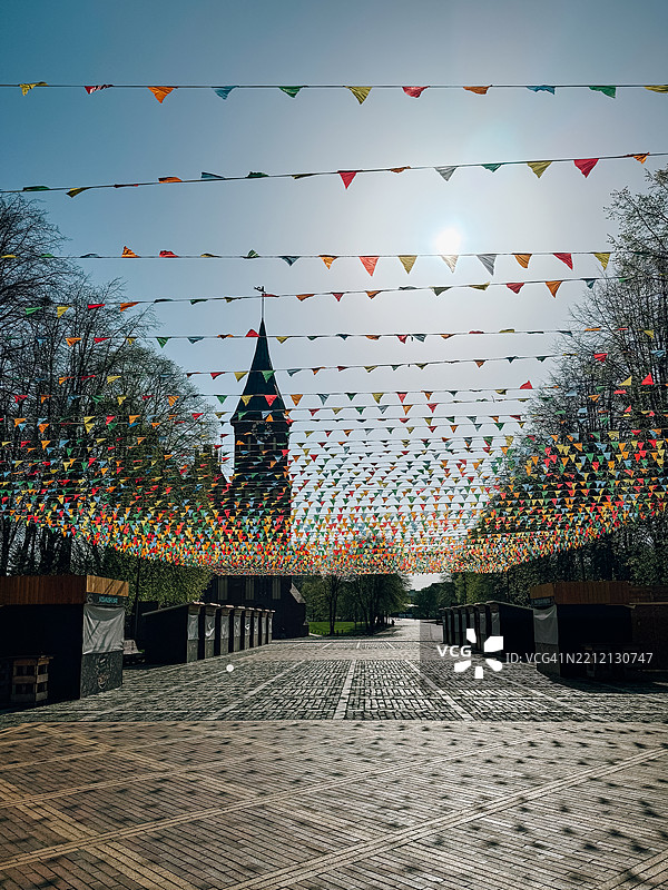 伊曼努尔·康德大教堂透过五彩缤纷的绳索旗帜，俄罗斯加里宁格勒，前东普鲁士的柯尼斯堡。图片素材