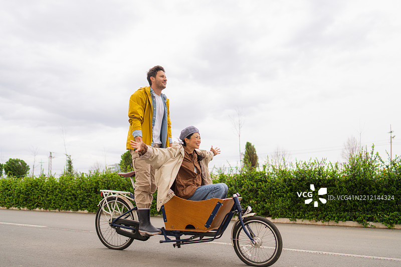 货运自行车骑行图片素材