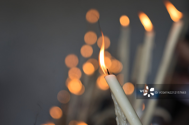在罗西奥圣母圣殿点燃蜡烛作为供品。图片素材