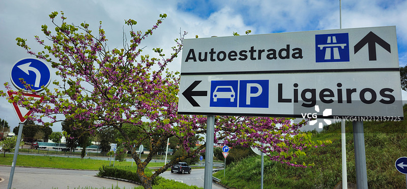 高速公路内的指示标志。图片素材