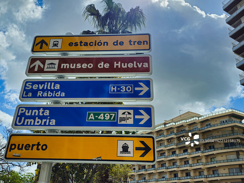 来自安达卢西亚韦尔瓦市的不同地方的方向指示牌。图片素材
