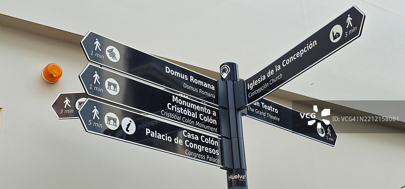 安达卢西亚韦尔瓦市的方向指示牌指向不同地点。图片素材
