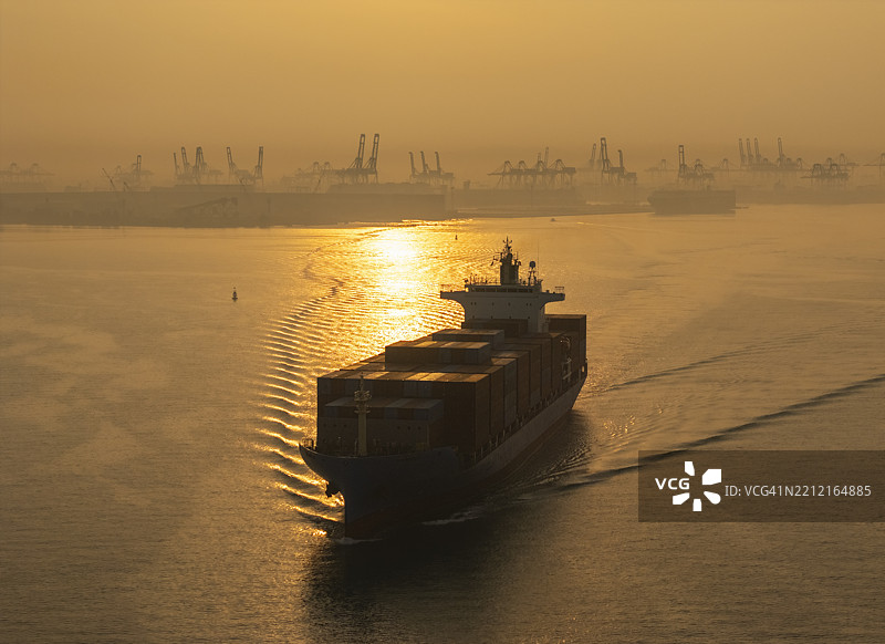 海上航拍集装箱货船，背景为商业港口码头，适用于商业物流、进出口、航运或货物运输。图片素材