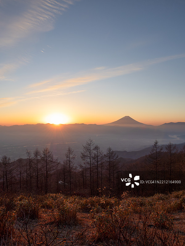秋季的富士山与旭日相映成辉图片素材