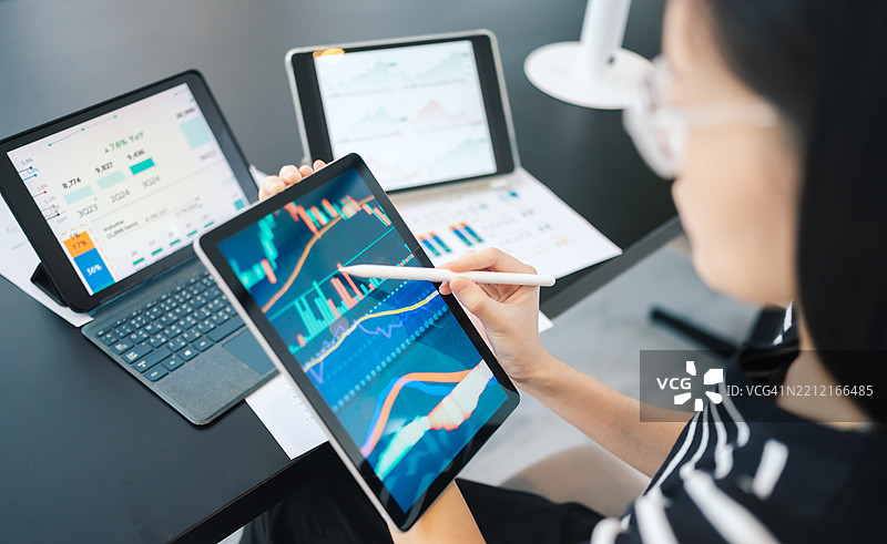 Z世代利用人工智能驱动的市场研究图表进行投资，深入洞察金融趋势和机会图片素材