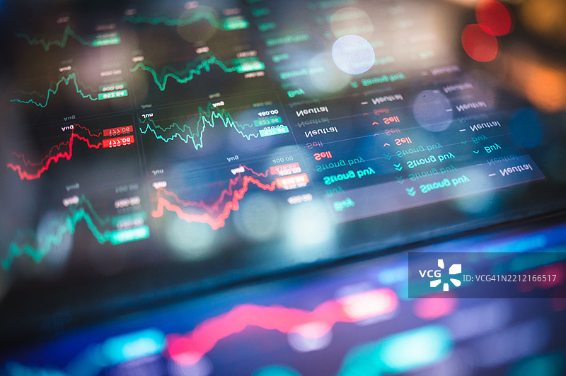 数字界面上的金融市场波动，实时交易数据波动，基于人工智能的股票市场分析和投资趋势图片素材