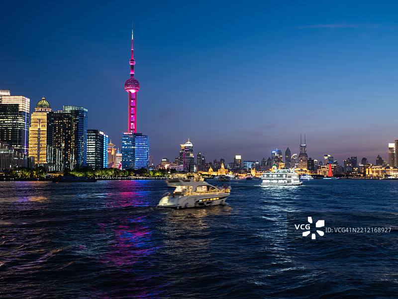 黄浦江上的夜间游艇图片素材