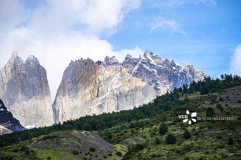 雪峰的山脉。风景。智利巴塔哥尼亚托雷斯德尔潘恩国家公园。图片素材