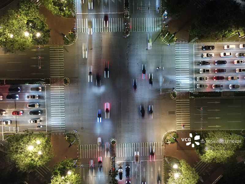 繁忙的城市十字路口在傍晚高峰时段的交通图片素材