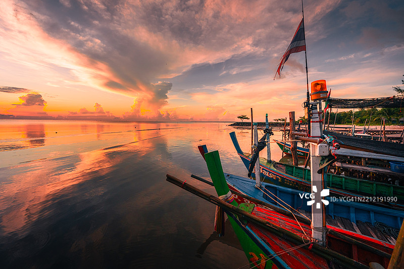 泰国苏梅岛前的小岛上，泰国湾的船只在日落时分。图片素材