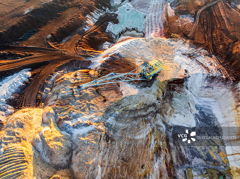 露天矿场中巨型挖掘机的鸟瞰图图片素材