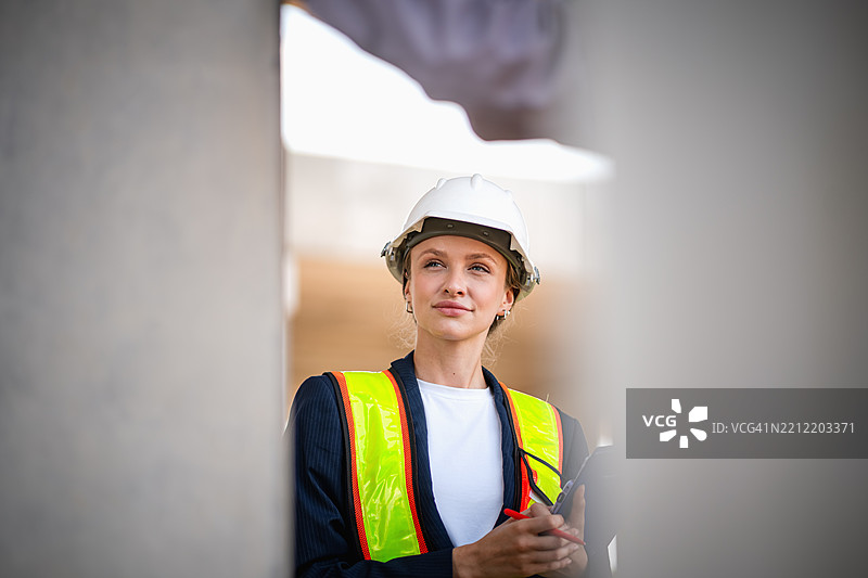 工程师检查高速公路立交桥的支柱和柱子。施工现场质量控制以确保施工符合质量标准。图片素材