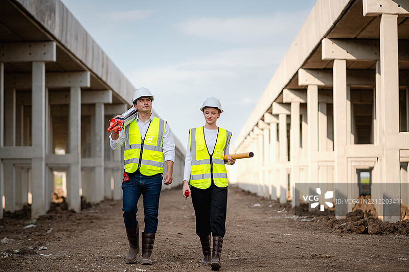 工程师检查高速公路立交桥的支柱和柱子。施工现场质量控制以确保施工符合质量标准。图片素材