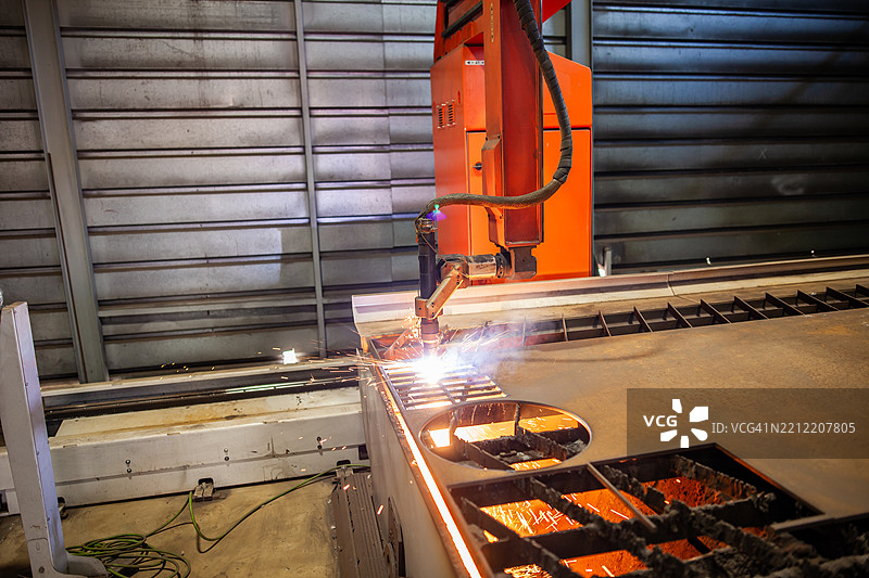 自动化数控等离子切割机正在工作图片素材