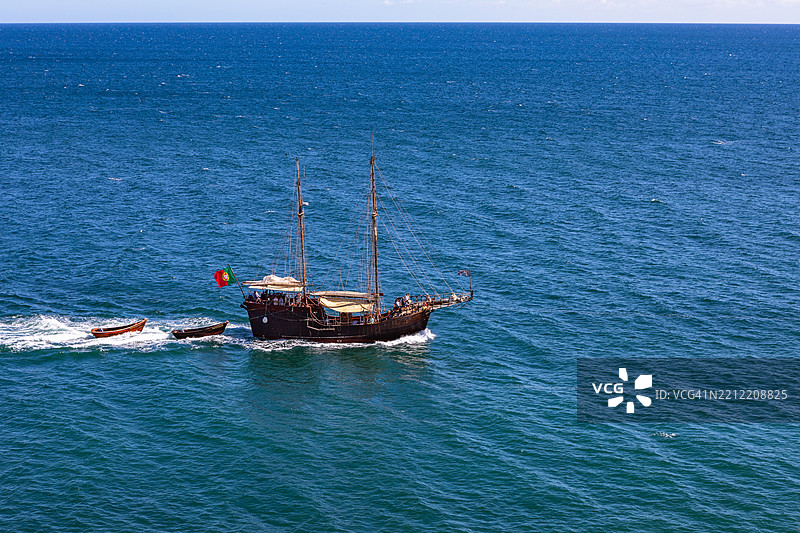 在平静的大西洋上航行的葡萄牙帆船——卡拉维尔。图片素材