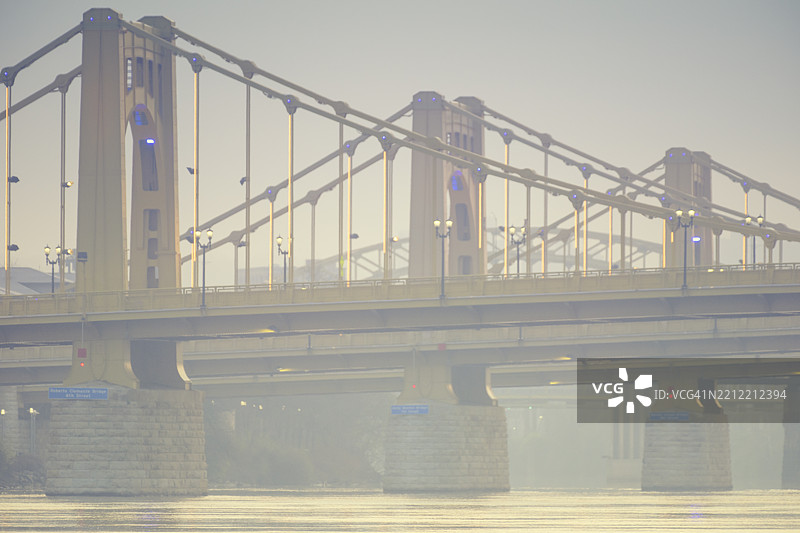 宾夕法尼亚州匹兹堡在雾气弥漫的晨光中，阿勒格尼河上的多层桥梁图片素材