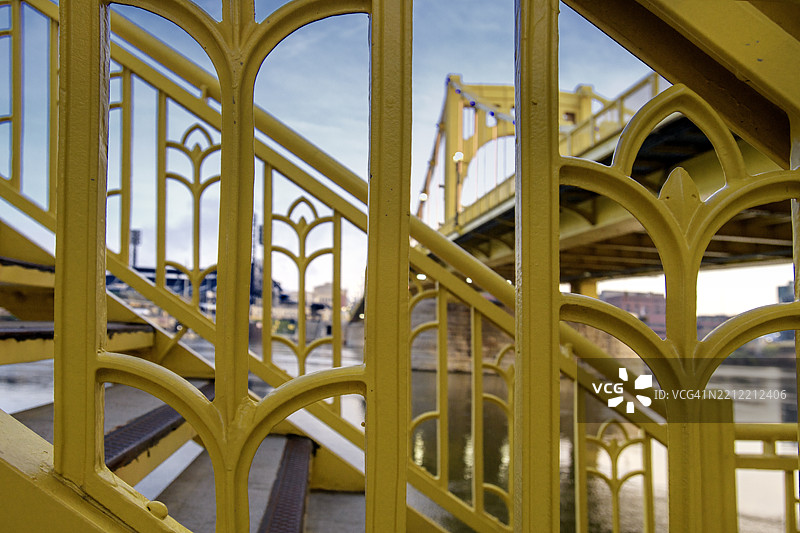 美丽的抽象作品，聚焦于匹兹堡通往桥梁的楼梯金属工艺图片素材