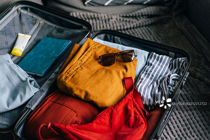 装满衣物和配饰的旅行箱准备出发图片素材