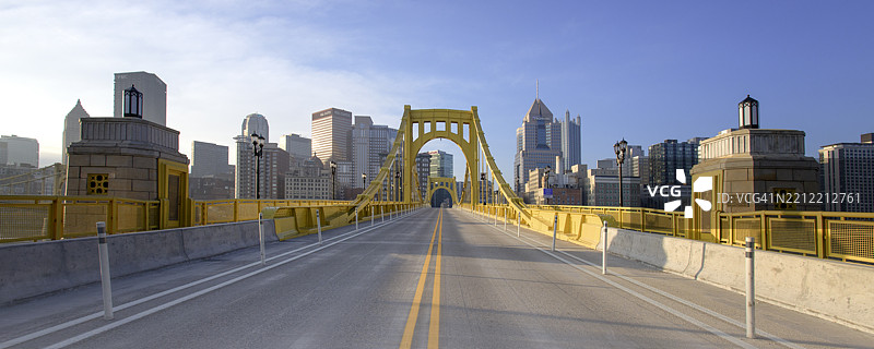 从罗伯托·克莱门特桥俯瞰匹兹堡天际线图片素材