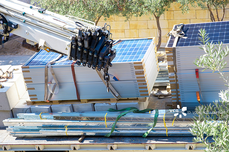 户外起重设备对太阳能板的工业搬运图片素材