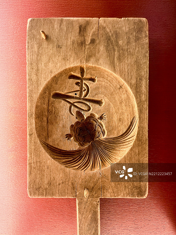 带有吉祥符号的古董木制食品模具图片素材