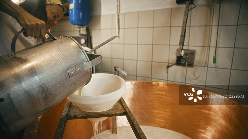 女性倒牛奶制作奶酪图片素材