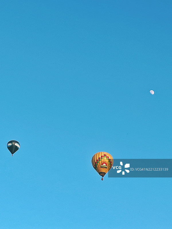 蓝天中飞翔的气球与月亮图片素材