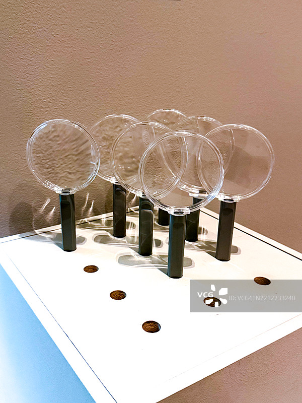 一组放置在木盒中的放大镜图片素材