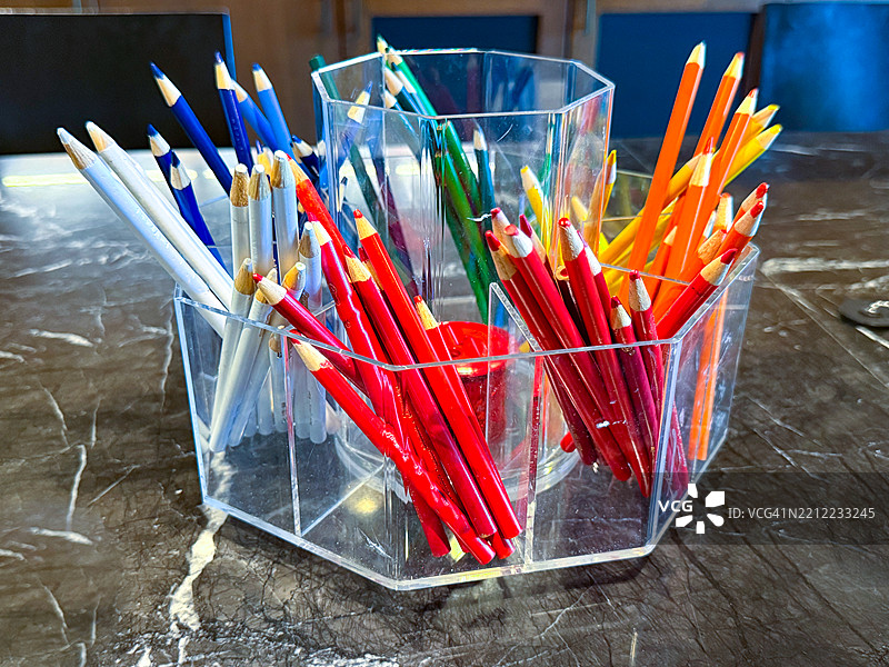 透明容器中的彩色铅笔图片素材