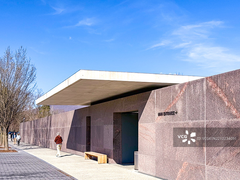 人们在威廉斯敦的克拉克博物馆现代外观附近散步图片素材