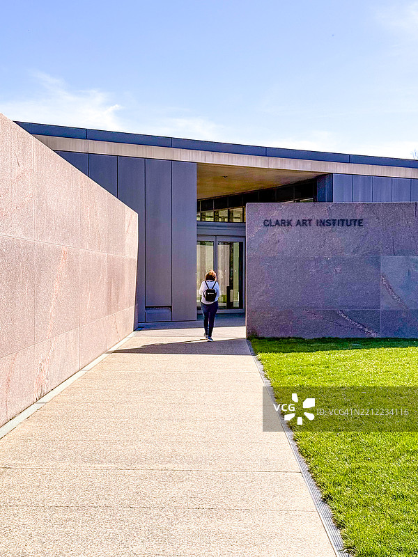 人们在威廉斯敦的克拉克博物馆现代外观附近散步图片素材