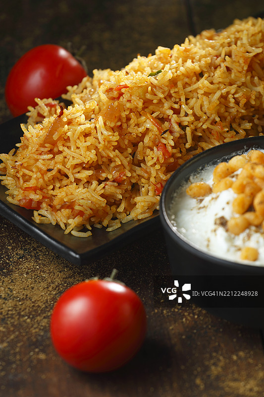 番茄饭配酸奶酱图片素材