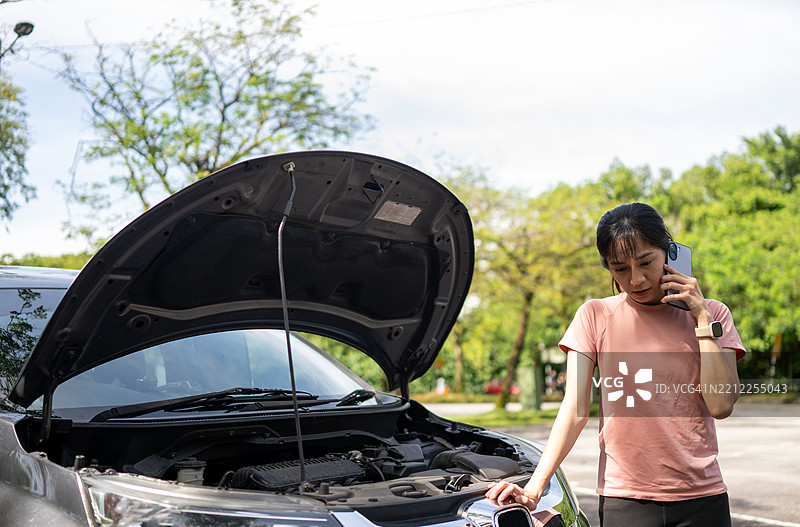 被困但坚强：在路上呼救图片素材