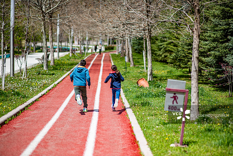 兄弟们在跑步公园跑400米图片素材