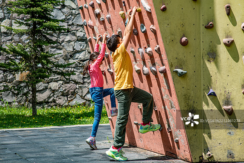 孩子们准备攀爬攀岩课程图片素材