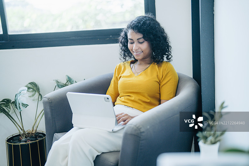 商务、打字和使用笔记本电脑的女性，快乐地上网浏览在线新闻和记者。微笑的人和杂志编辑，使用电脑写作，面临截止日期，出版商与文章。图片素材