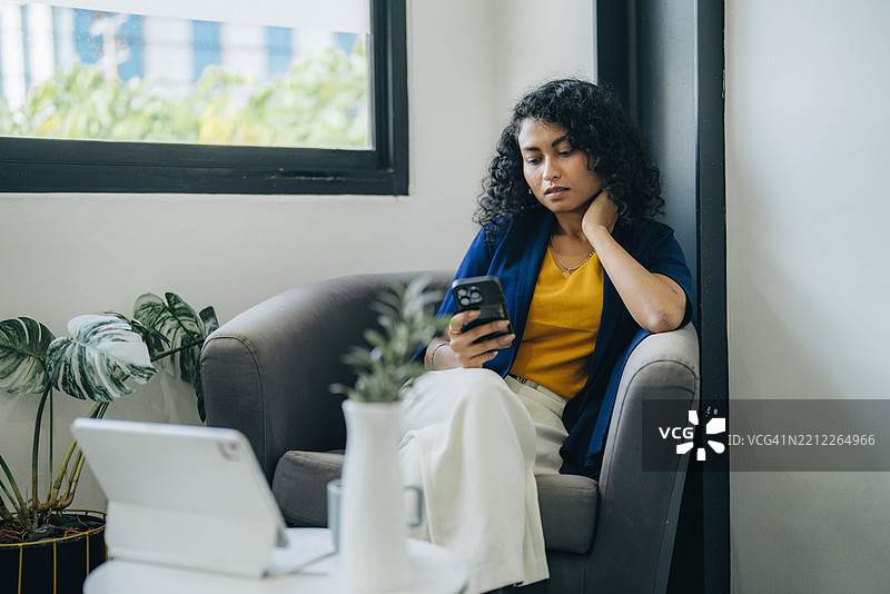 商务、打字和使用笔记本电脑的女性，快乐地上网浏览在线新闻和记者。微笑的人和杂志编辑，使用电脑写作，面临截止日期，出版商与文章。图片素材