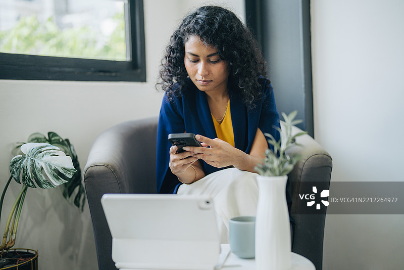 商务、打字和使用笔记本电脑的女性，快乐地上网浏览在线新闻和记者。微笑的人和杂志编辑，使用电脑写作，面临截止日期，出版商与文章。图片素材