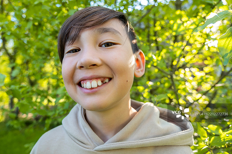 春天大自然中快乐微笑的男孩图片素材