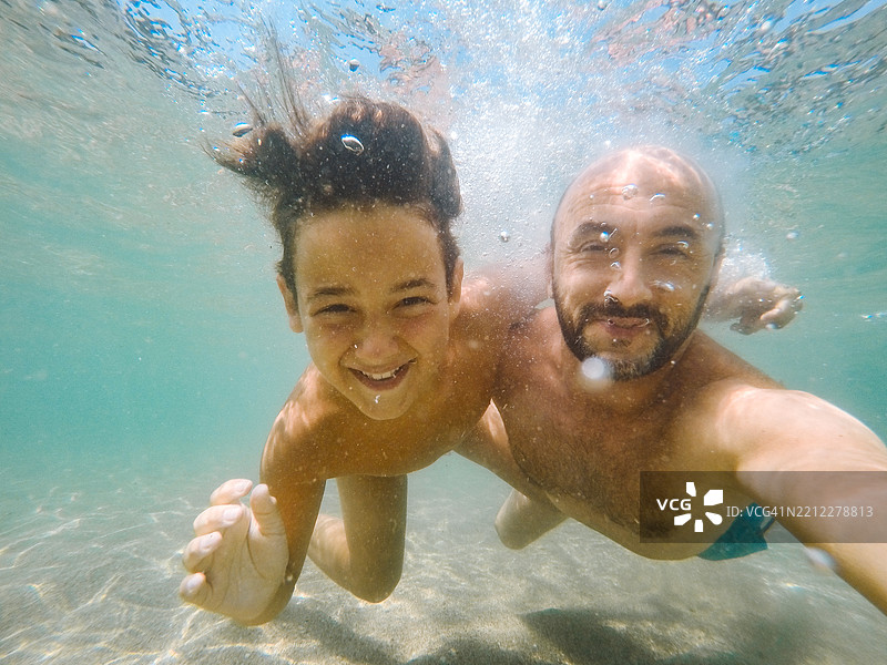 水下时刻：父子自拍图片素材