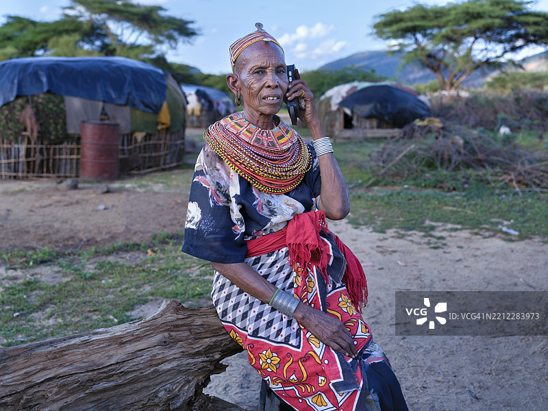 肯尼亚村庄中的桑布鲁妇女使用手机图片素材
