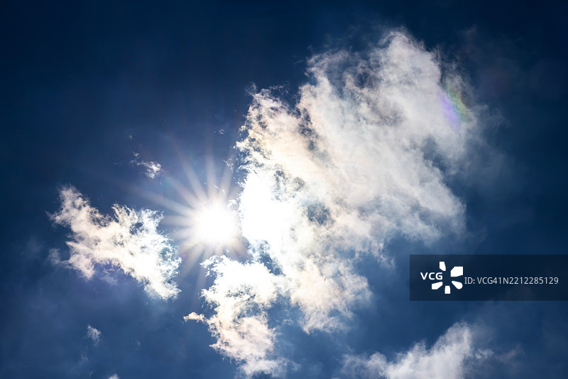 天空中阳光明媚，云朵飘浮。图片素材