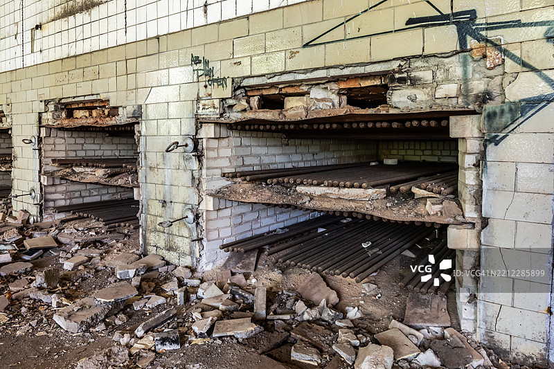 废弃面包店里的旧烤箱图片素材